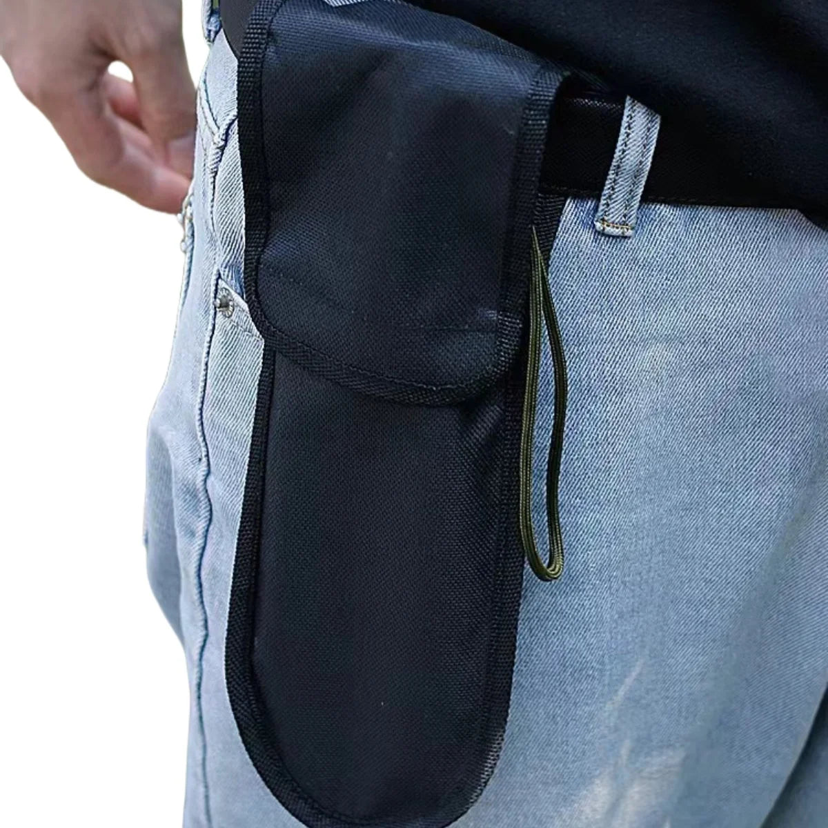 Gardeners use garden spades to shovel camping tools by hand